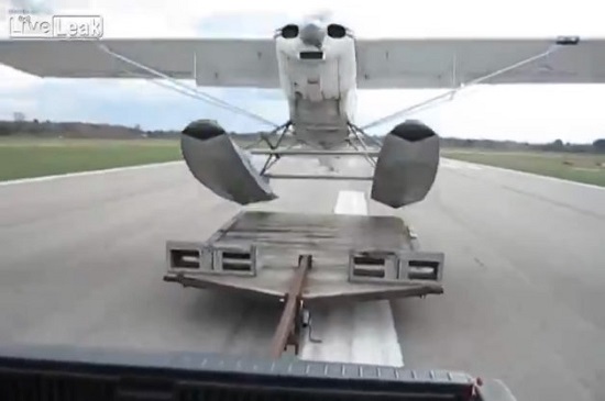 Thủy phi cơ cất cánh từ xe tải kéo moóc